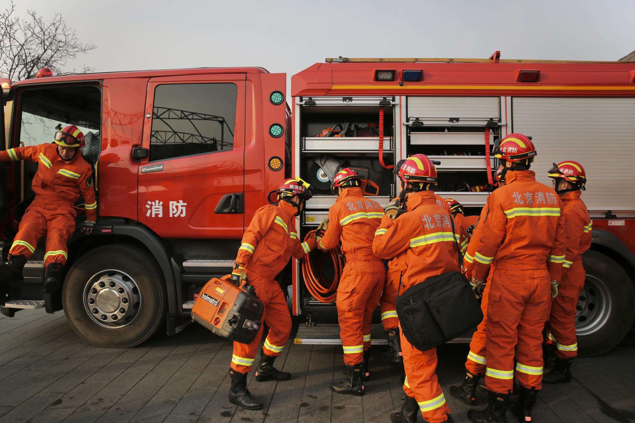 故宫守夜人 每晚至少巡逻两圈 除夕 元宵节穿战斗服备勤 新浪新闻