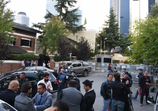 资料图：2018年10月10日，在土耳其伊斯坦布尔，记者聚集在沙特驻伊斯坦布尔领事馆外。（新华社）