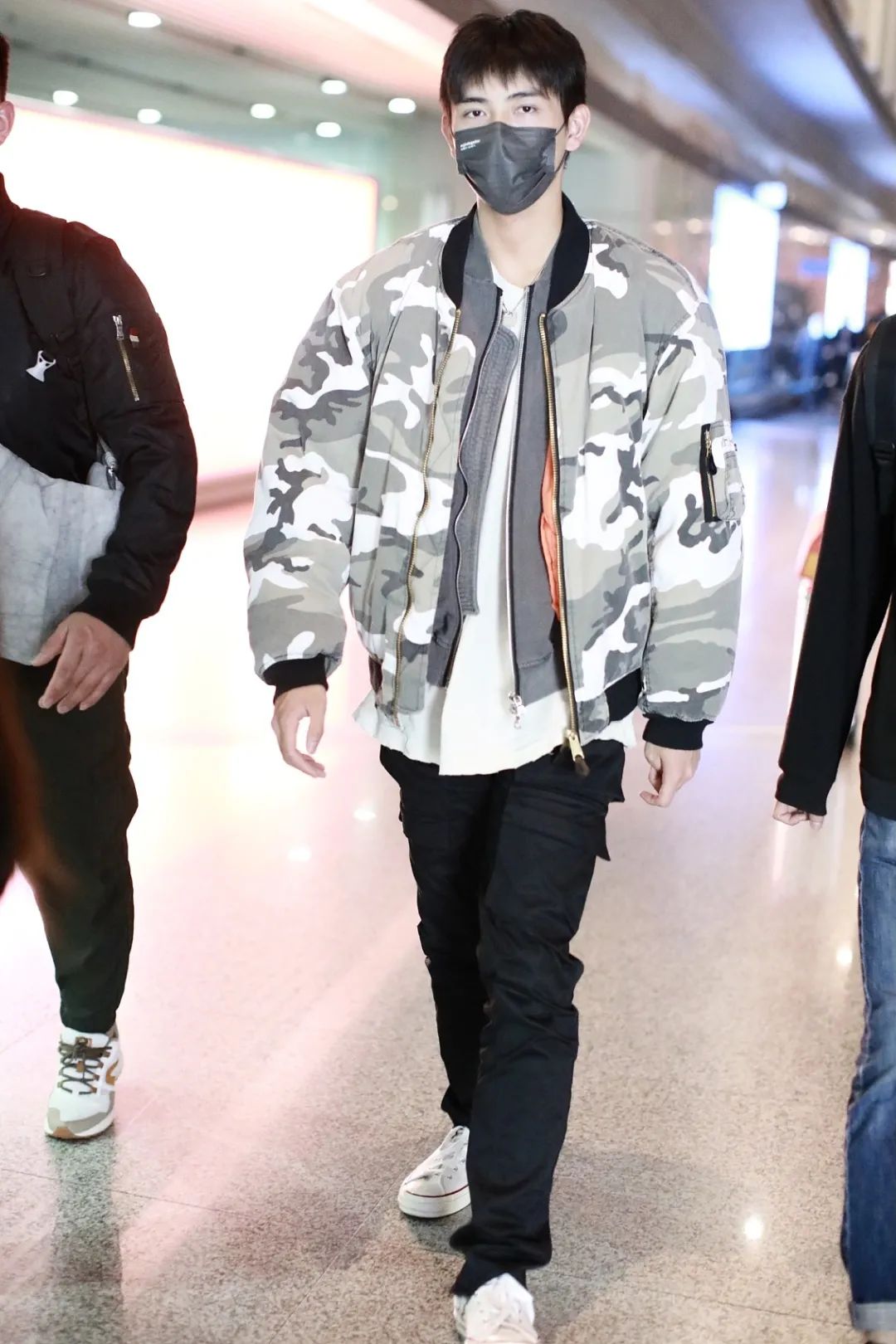 男星街拍晓明哥粉嫩现身杜江霍思燕秀恩爱皮特好久不见啦