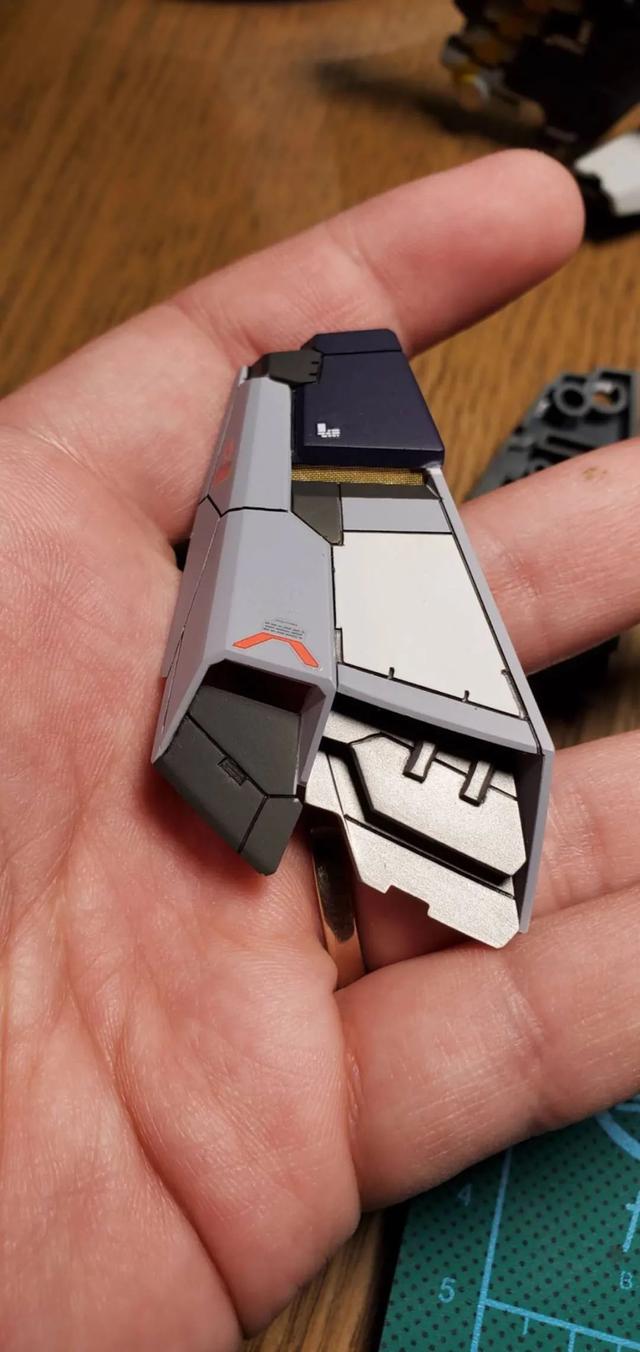 刻线改造喷涂作品人群中钻出了一个光头