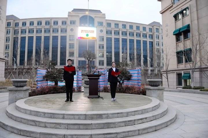 谱写追梦前行新篇烟台三中隆重举行新学期开学典礼