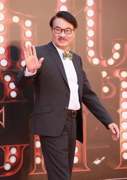 17岁小儿子为吴孟达送终一身黑衣低调现身留长发比老爸时髦