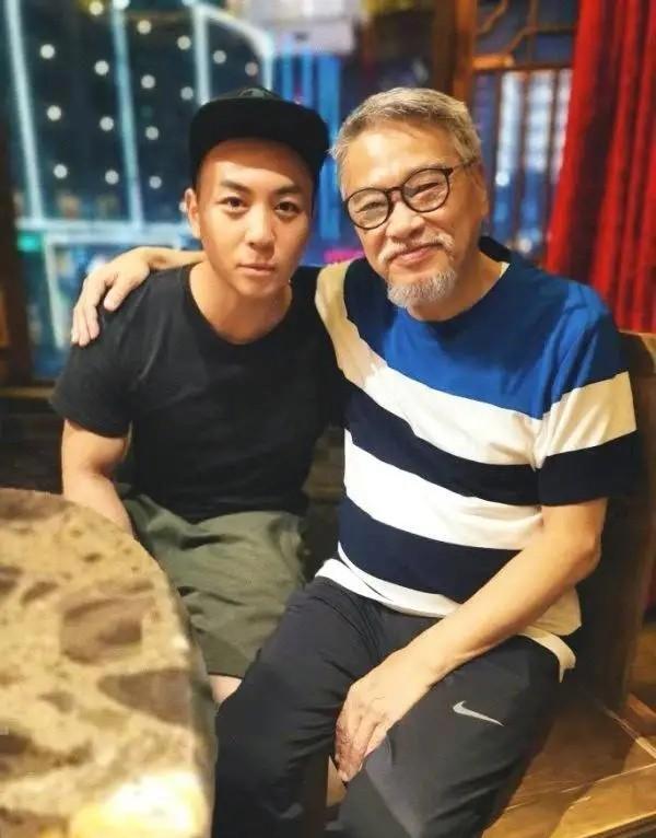 17岁小儿子为吴孟达送终一身黑衣低调现身留长发比老爸时髦