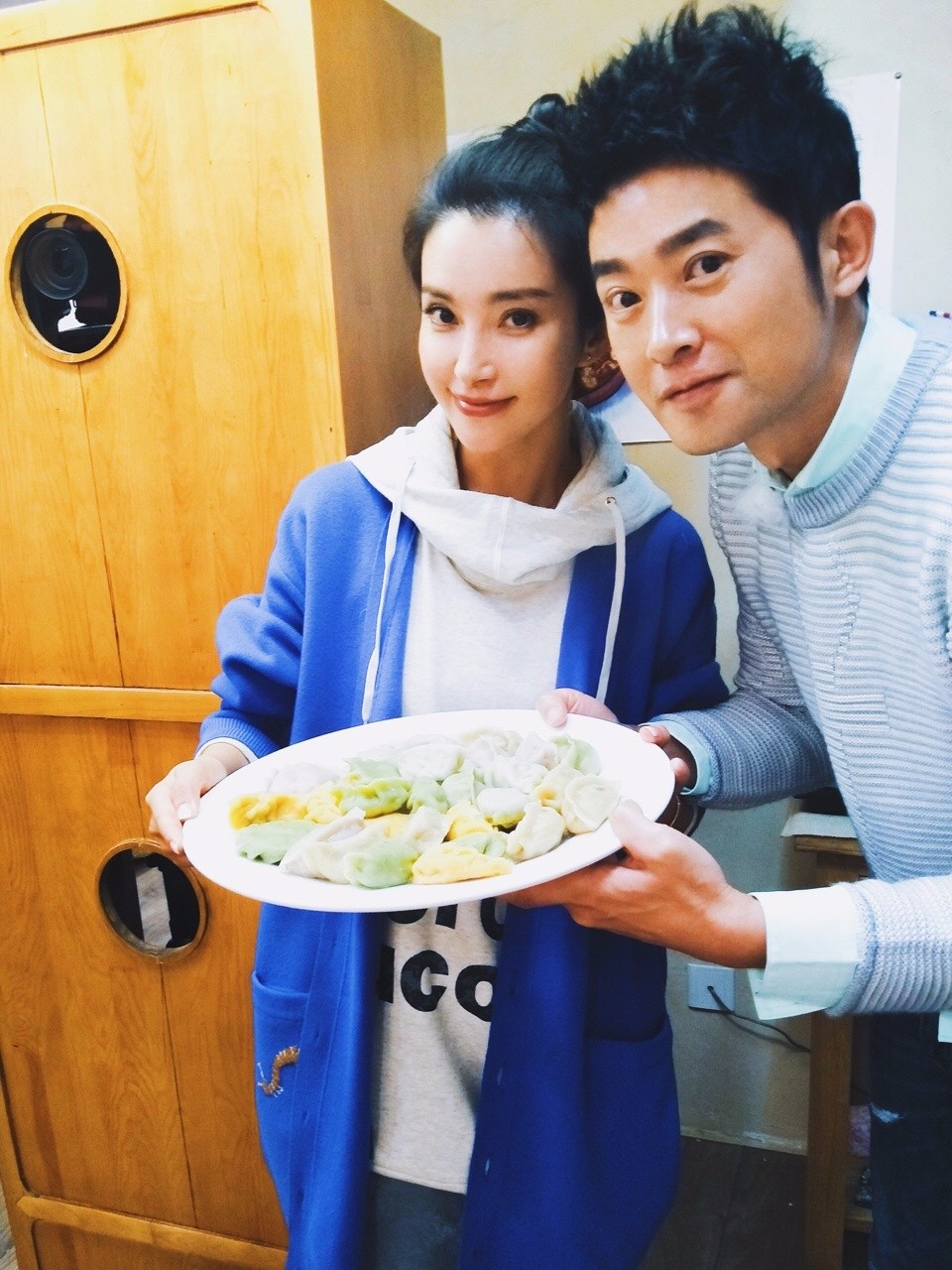 任泉晒李冰冰48岁庆生照脸僵硬似乎更显老任泉还很帅气自然