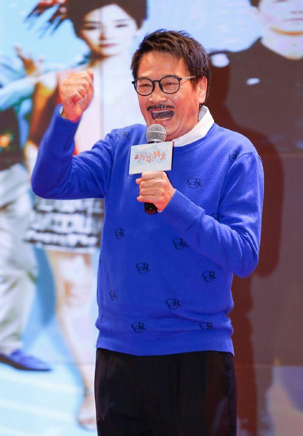 17岁小儿子为吴孟达送终一身黑衣低调现身留长发比老爸时髦