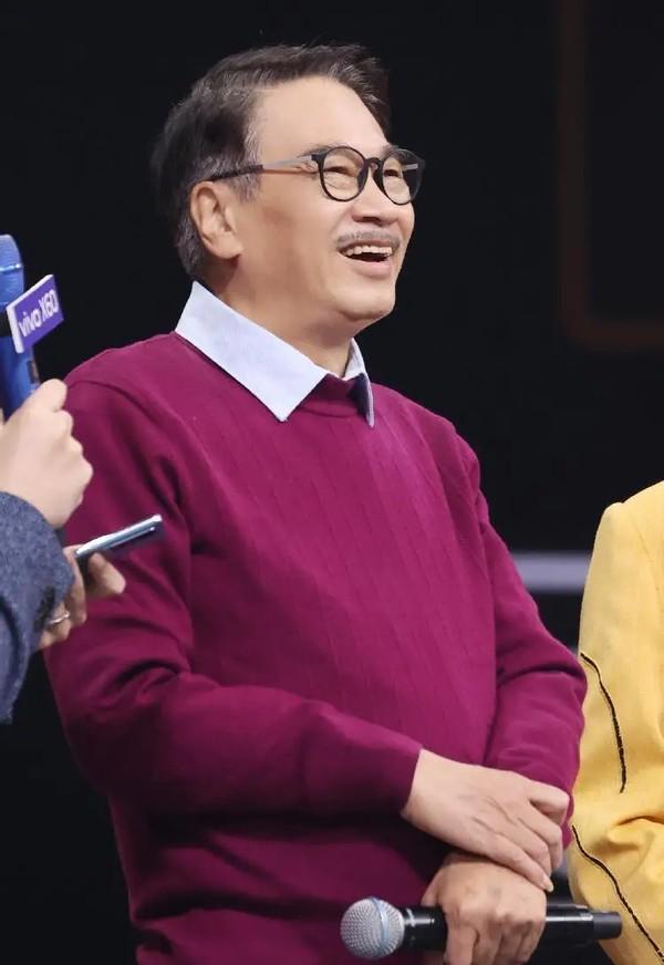 17岁小儿子为吴孟达送终一身黑衣低调现身留长发比老爸时髦