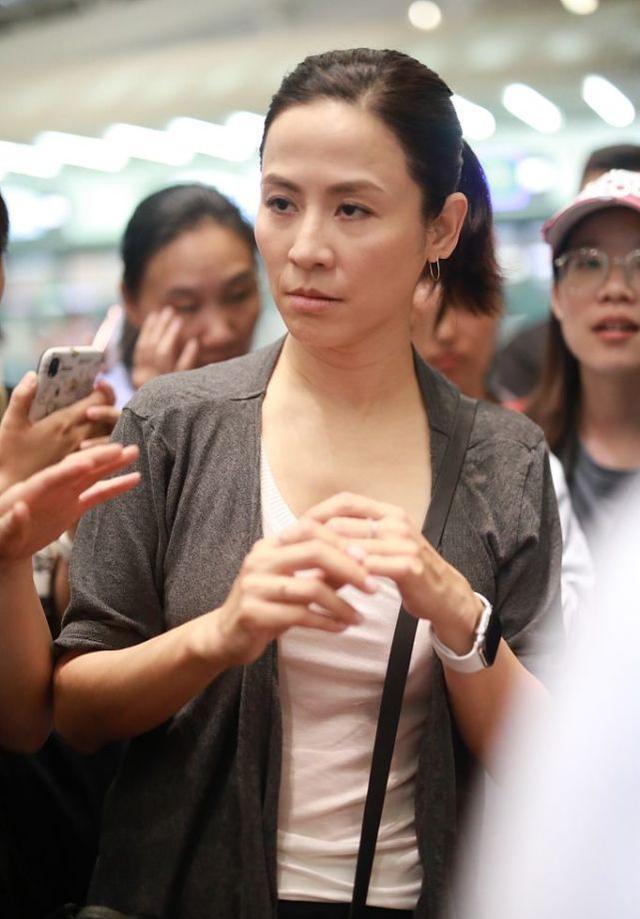 宣萱厉害了!素颜亮相机场,穿灰色外套搭黑色长裤,时髦又减龄