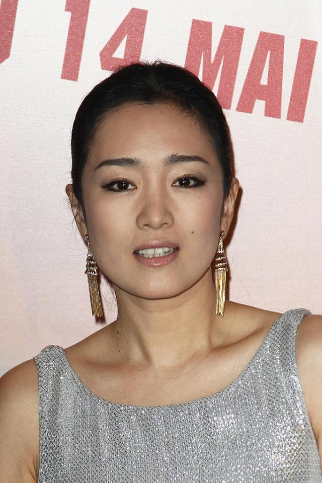 巩俐从不追求骨感身材,以肉感为美,壮硕身材穿银色连衣裙更大气