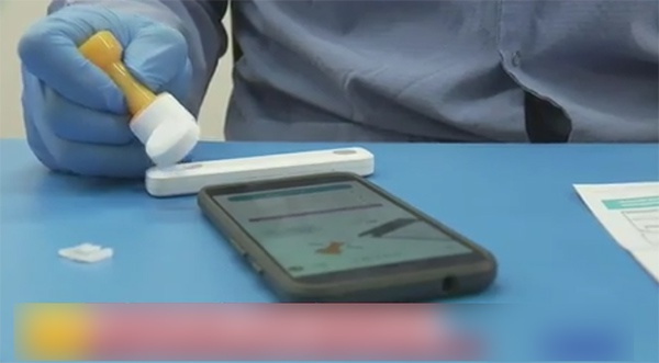 Ellume员工演示检测产品使用方法，视频截图