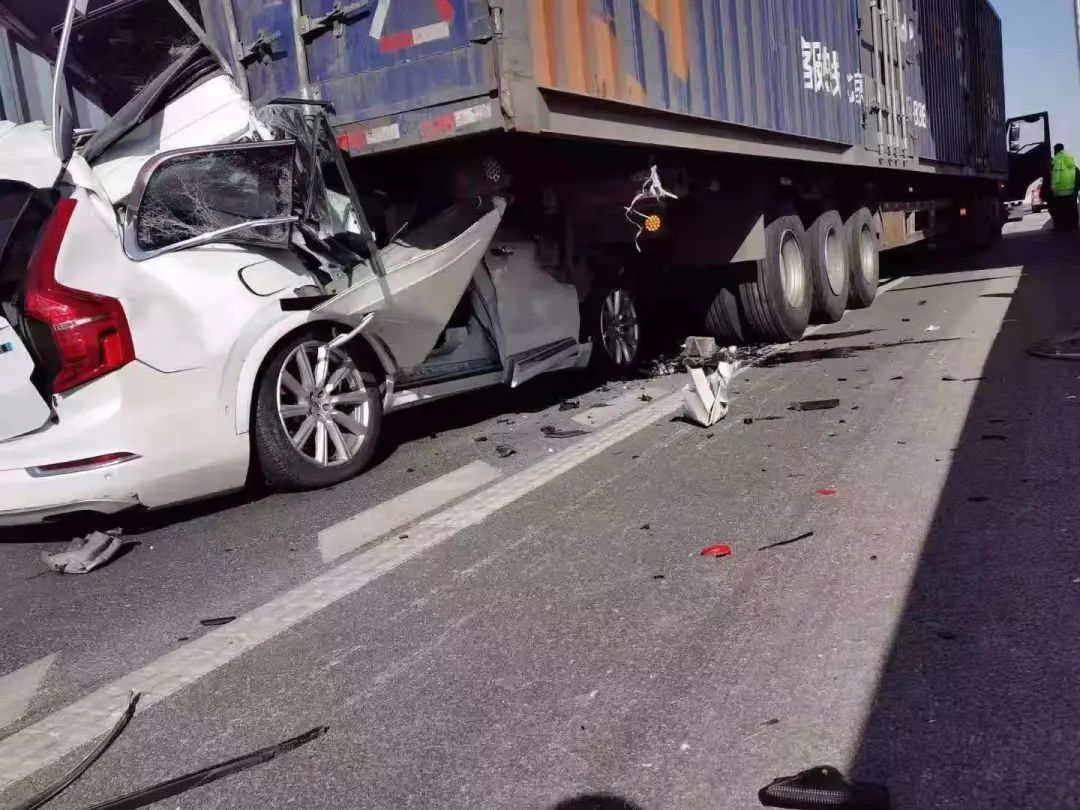 号称最安全的suv猛烈追尾大货车,现场惨烈,功能失效?