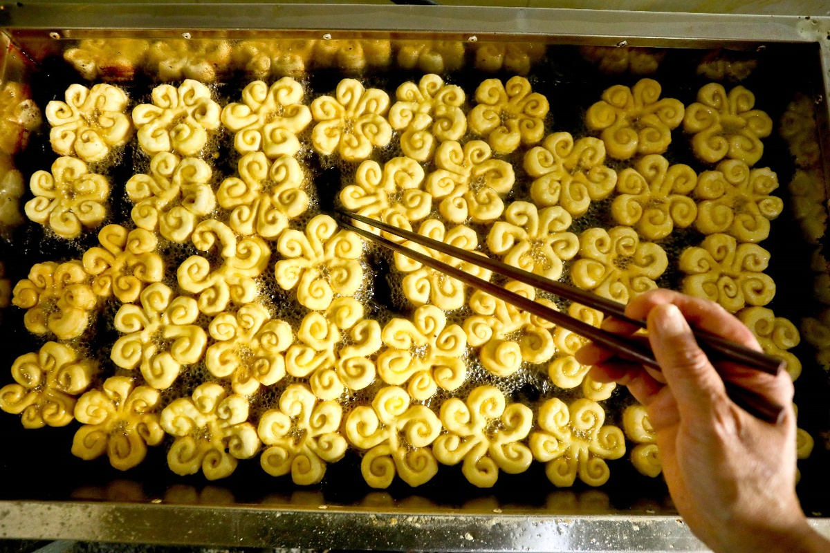 新春走基层甘肃山丹炸糖花子迎新春