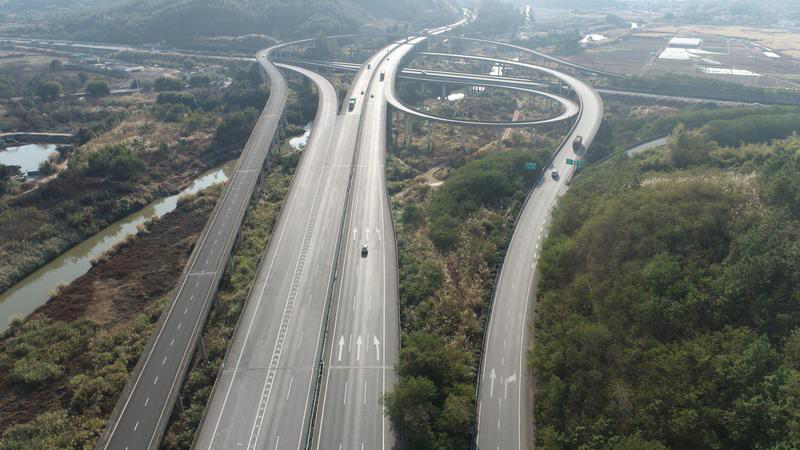 京港澳高速大宝山隧道口等路段起飞,正式参与到韶关高速公路春运交通