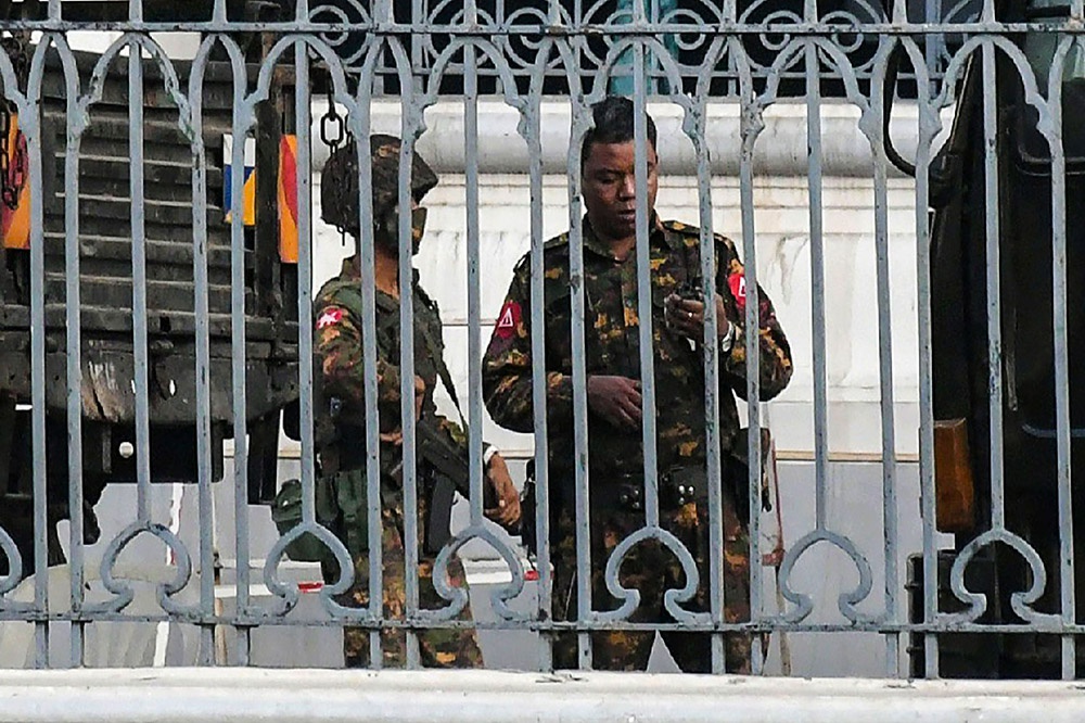 当地时间2021年2月1日，缅甸仰光，士兵从市政厅院子往外看。