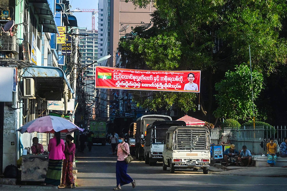 当地时间2021年2月1日，缅甸仰光，街头挂有支持的横幅标语。