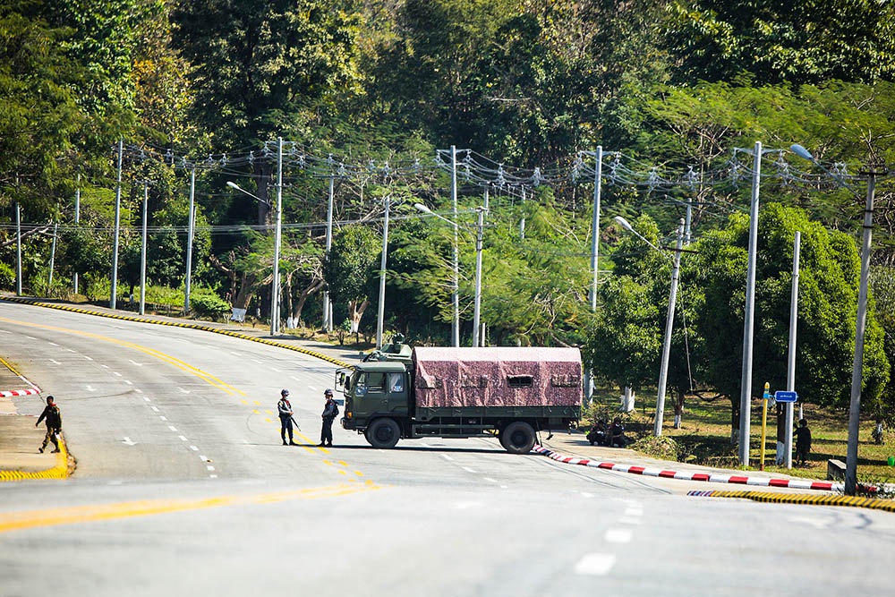当地时间2021年2月1日，缅甸内比都，军方与警方用坦克与卡车封锁道路。