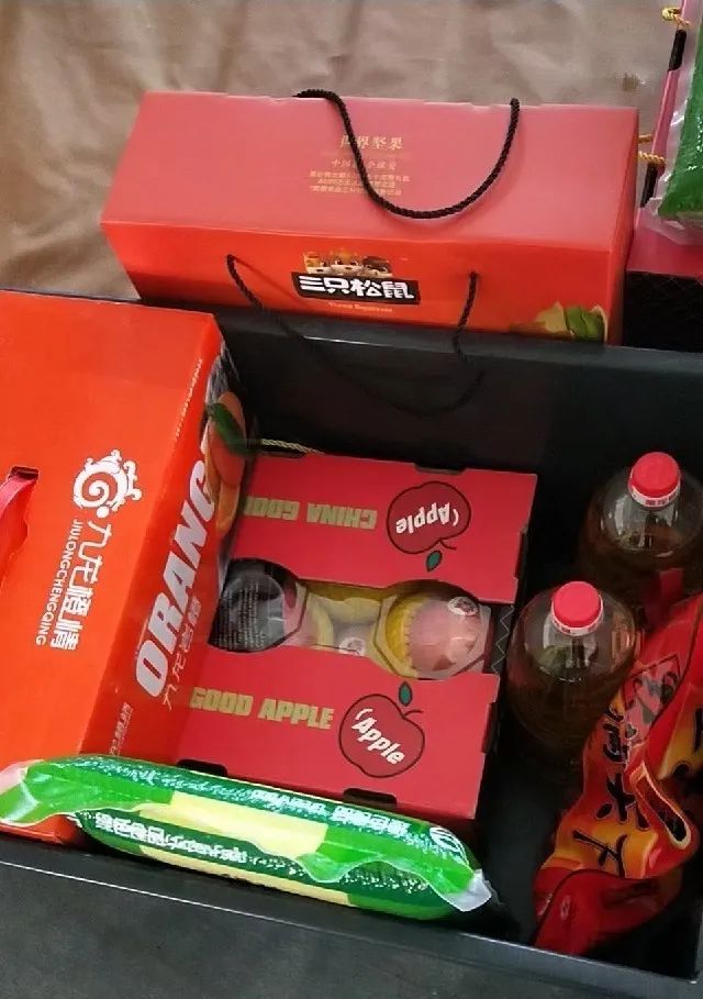 羡慕海宁多名网友晒公司年货分发现场猪肉摆了一地还有这些惊喜