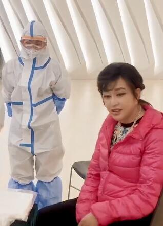65岁刘晓庆做核酸检测表情痛苦,吓得全程闭眼,坐姿佝偻像个老太太