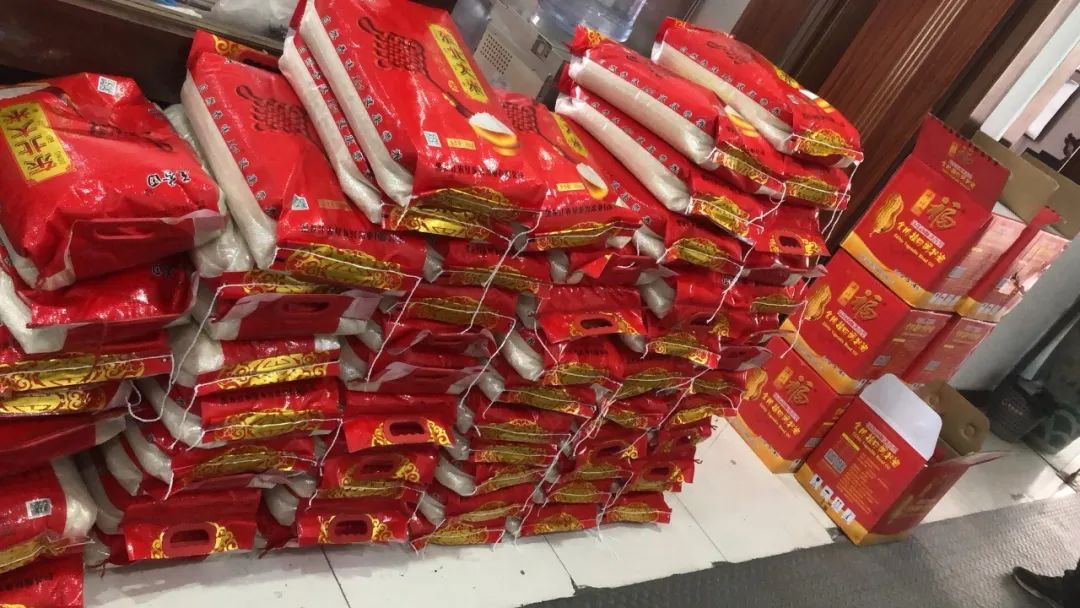 羡慕海宁多名网友晒公司年货分发现场猪肉摆了一地还有这些惊喜