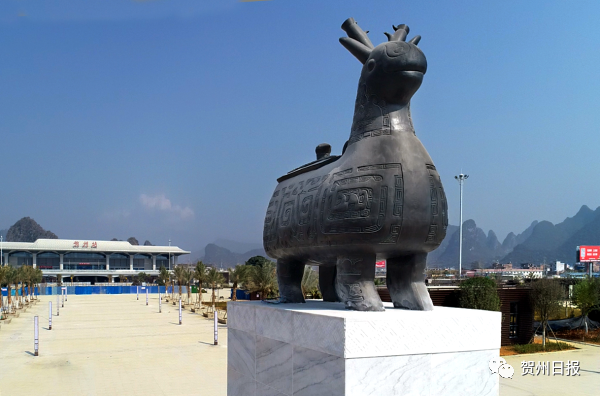 麒麟尊塑像耸立在贺州东融广场上,别具特色.