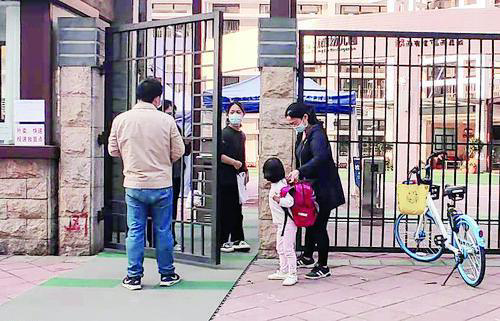 佛山市某幼儿园,家长来接小孩放学 杨雁斐 摄