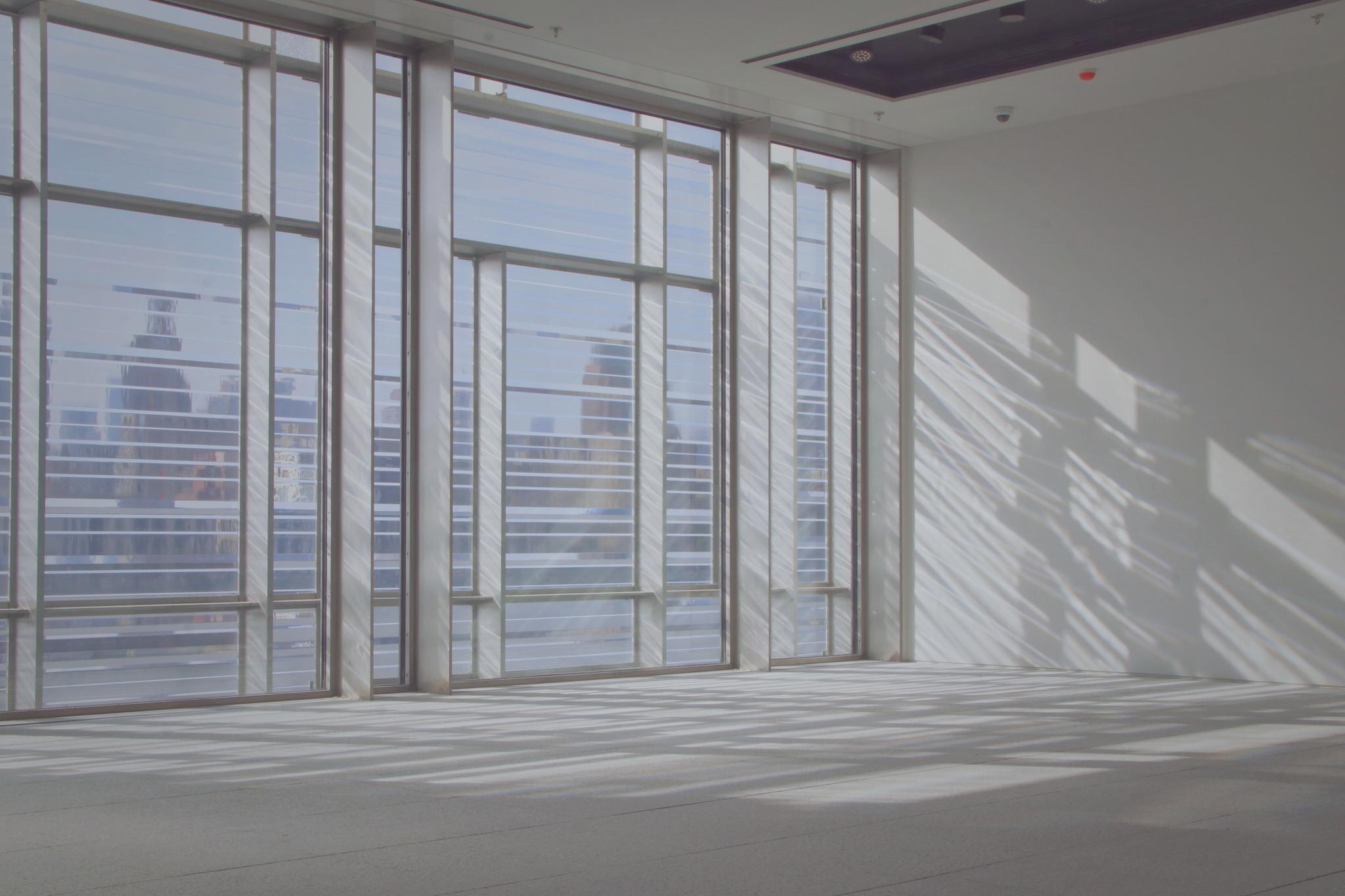 浦东美术馆内部，玻璃与光构成的景观。林易锴 图