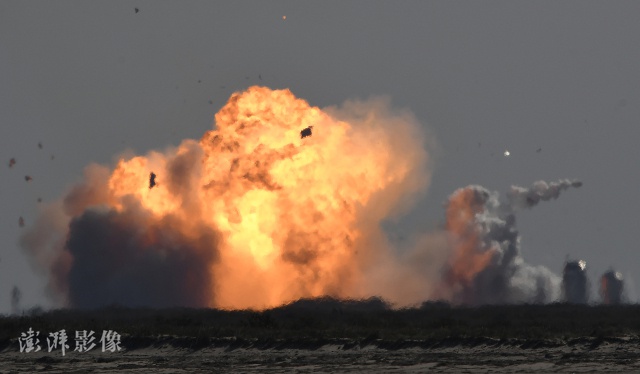 当地时间2021年2月2日，美国得克萨斯州，美国太空探索技术公司(SpaceX)成功发射了“星舰”的最新原型SN9，但是在返回着陆时再次猛烈撞击着陆场发生爆炸。图片来源：澎湃影像