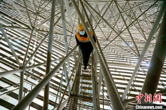 西安北站的"马道医生"一年更换五千盏照明灯