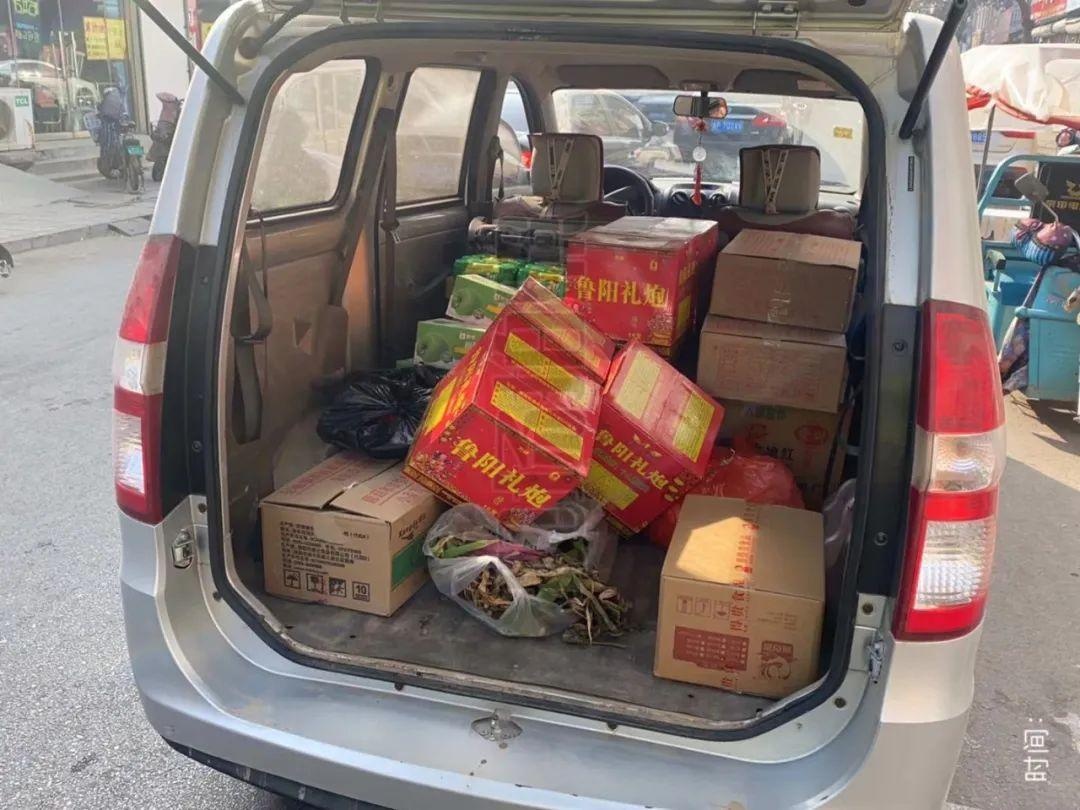 面包车违规载货 装的是"货"还是"祸"