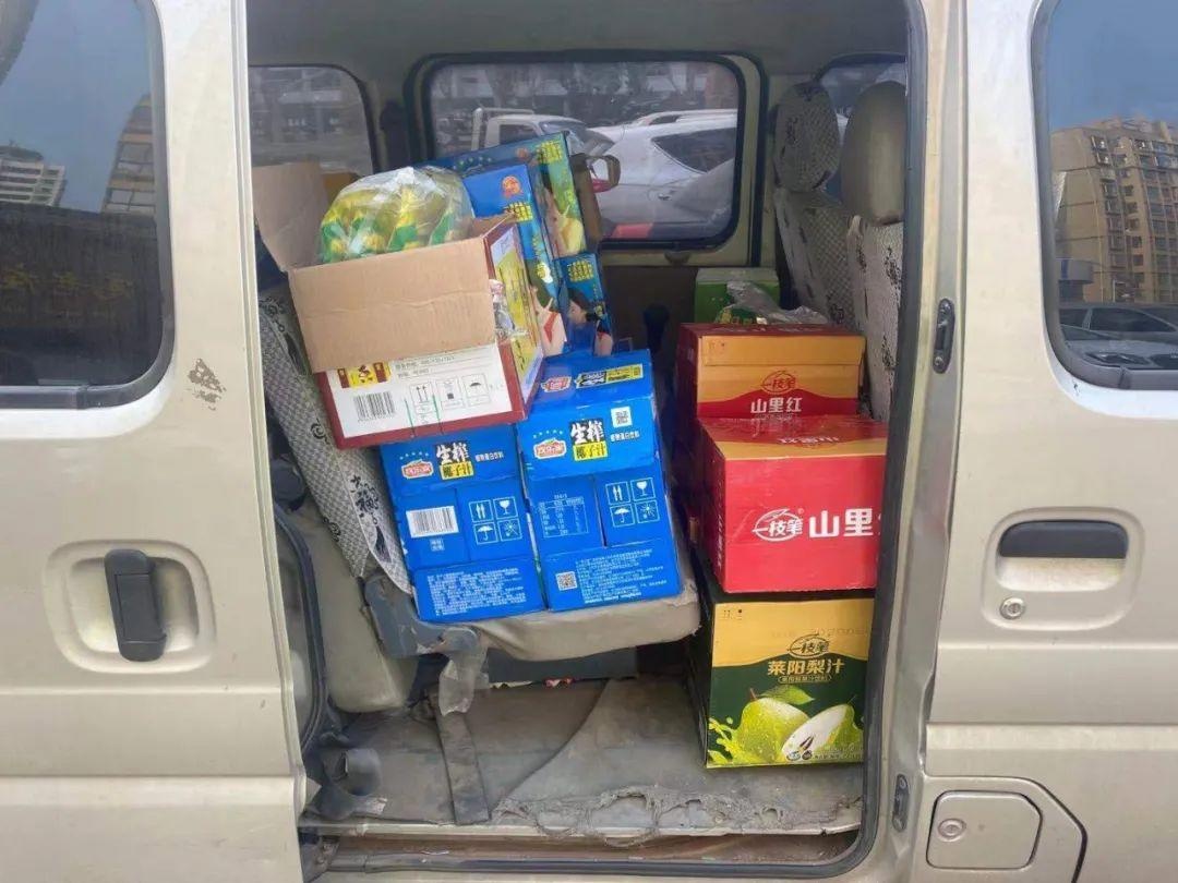 面包车违规载货 装的是"货"还是"祸"