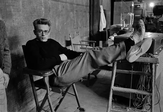 李斯丹妮称自己是“没有高跟鞋的女艺人”？李小龙等文化名人的鞋也上过热搜休闲区蓝鸢梦想 - Www.slyday.coM