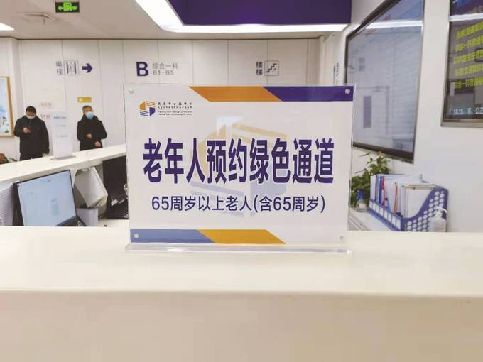 手机没电等特殊情况的患者,门诊特别开通了健康验证绿色通道,工作人员