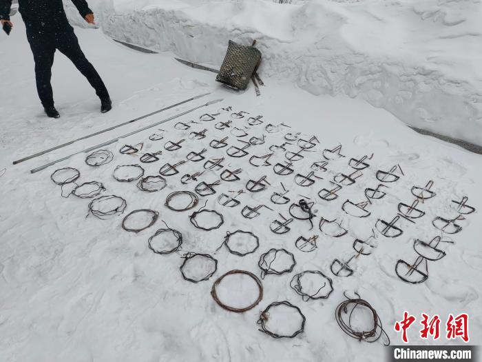 民警收缴的非法狩猎工具. 苏文彬 摄