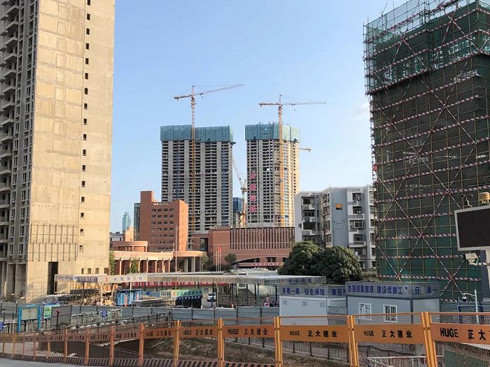在工地能直接看深圳中学和岁宝在建大楼 图片来源：界面楼谈