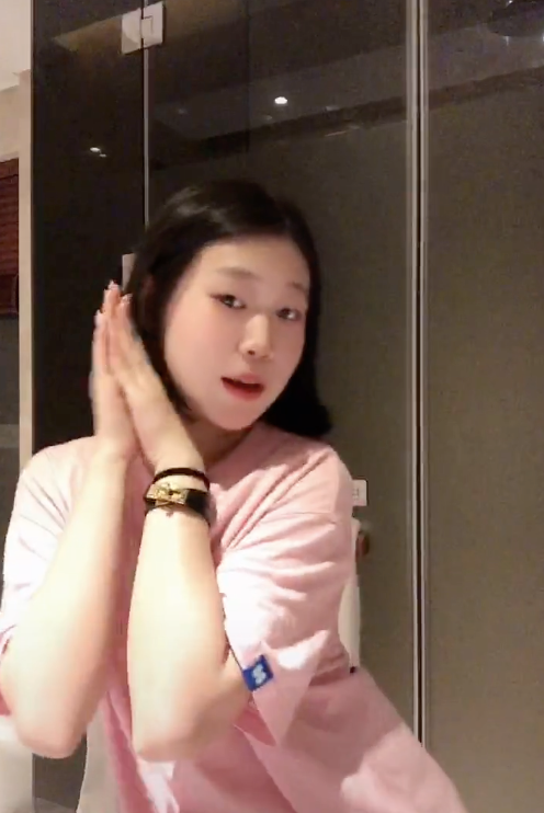 小沈阳14岁女儿,豪宅跳热舞,手上一条小皮带近4千?