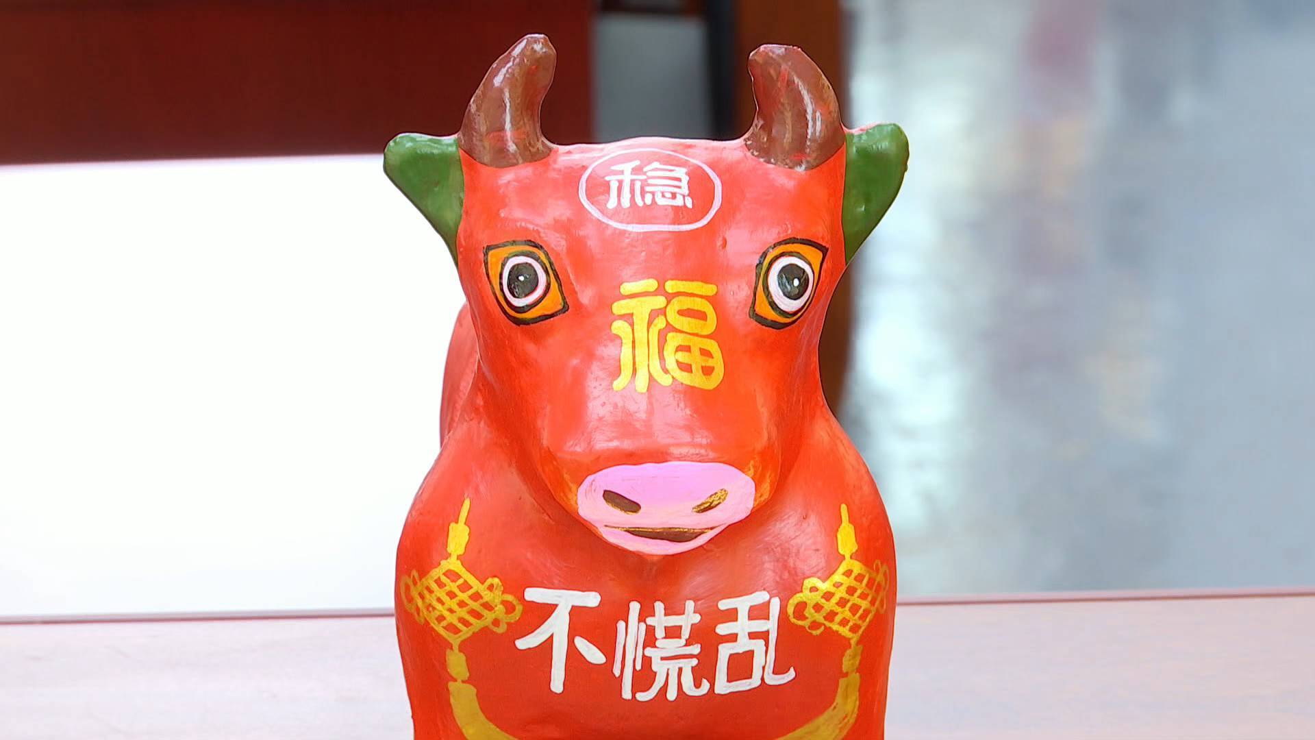 92秒捏制红彤防疫牛迎新年泥塑非遗传人助力疫情防控