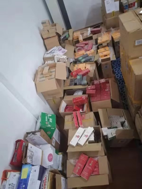 上海4家高端专卖店卖假中华、熊猫烟 警方缴获6000余条