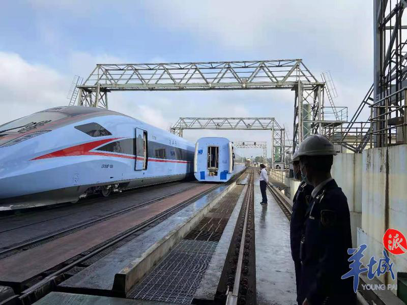 2月2日9时30分许,火车轮渡"粤海铁4号"装载着一组cr-300af型复兴号