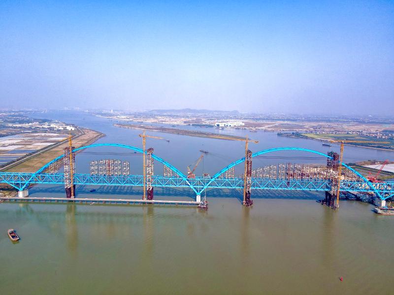 "亚洲第一跨"即将完工,洪奇沥水道特大桥主桥钢桁梁柔性拱顺利提升