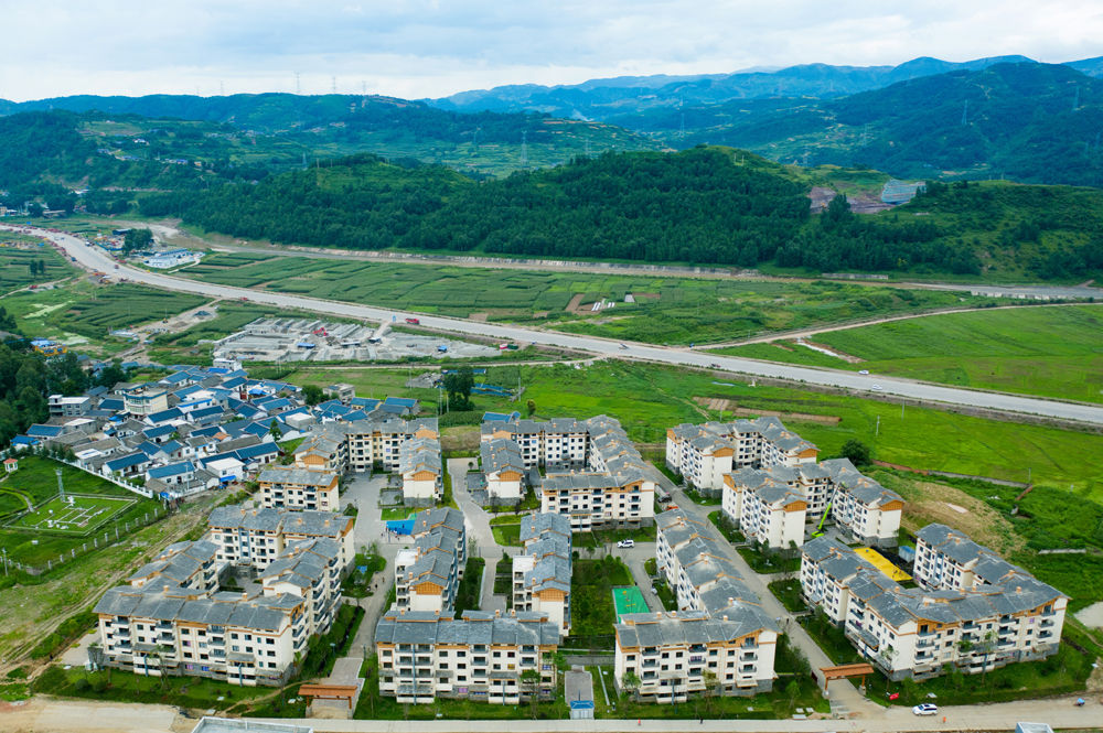 这是在四川省凉山彝族自治州昭觉县用无人机航拍的易地扶贫搬迁