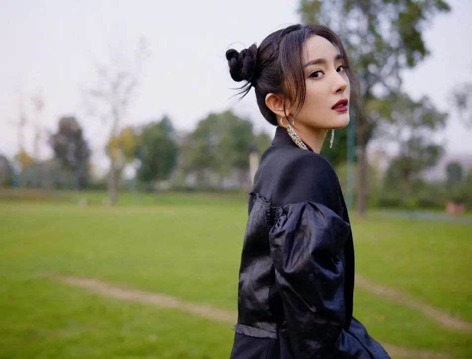 杨幂留着哪吒头穿黑裙酷装超可爱性感身材窈窕似少女