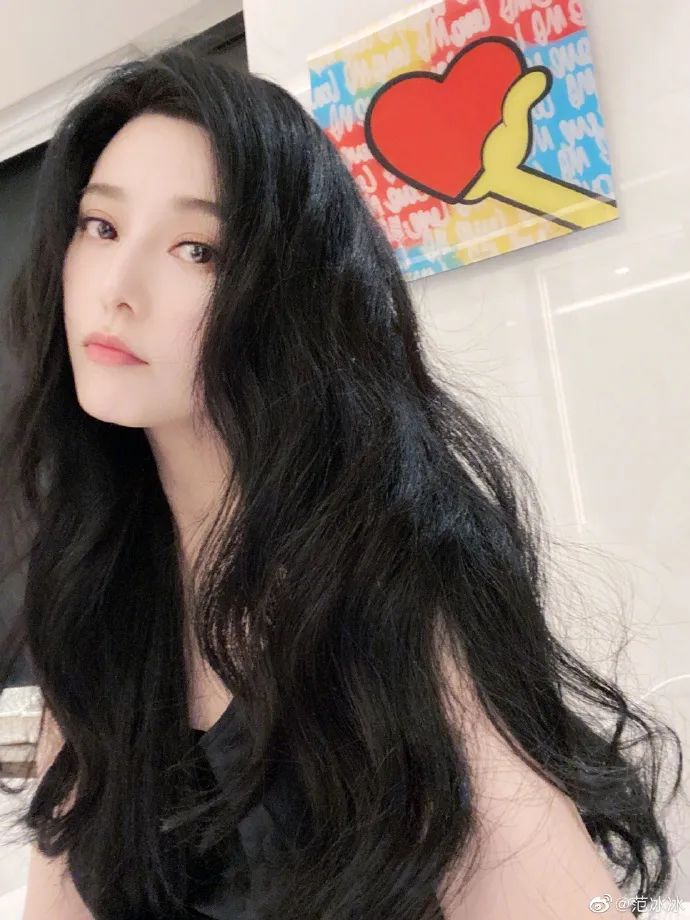 39岁范冰冰乌黑秀发惹人羡!她雪肤娇嫩性感撩人