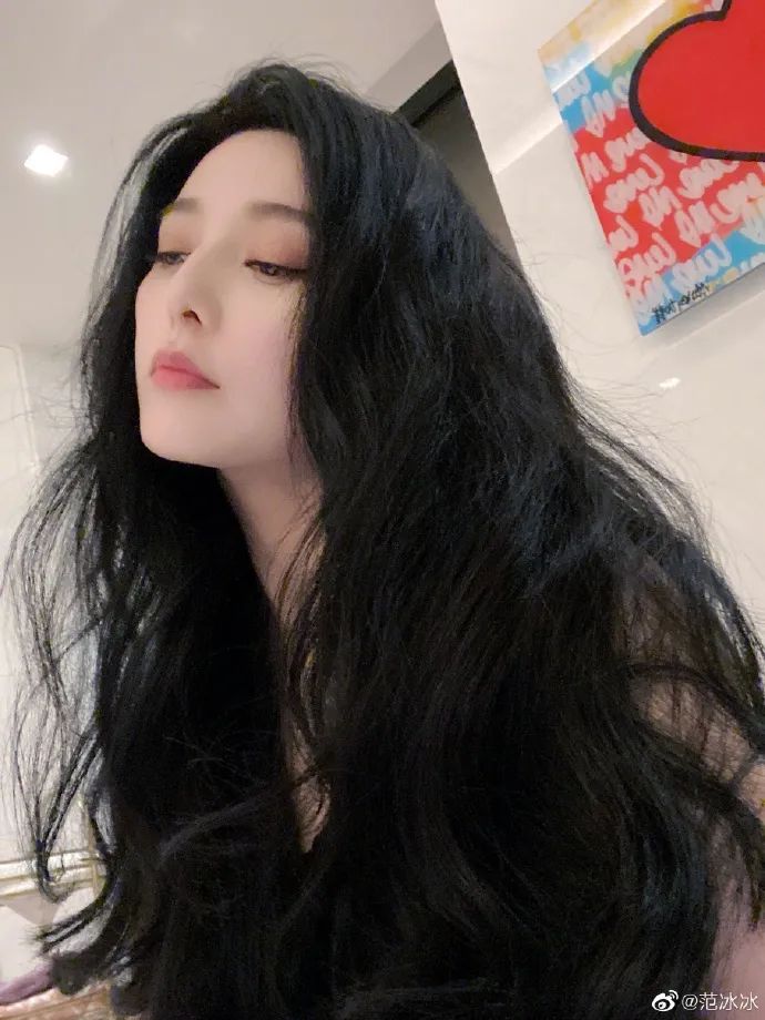 39岁范冰冰乌黑秀发惹人羡!她雪肤娇嫩性感撩人