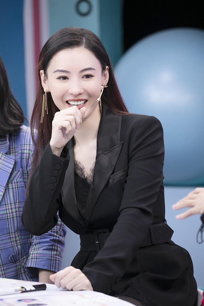 张柏芝穿黑色西装又帅又美 唇红齿白笑容明媚