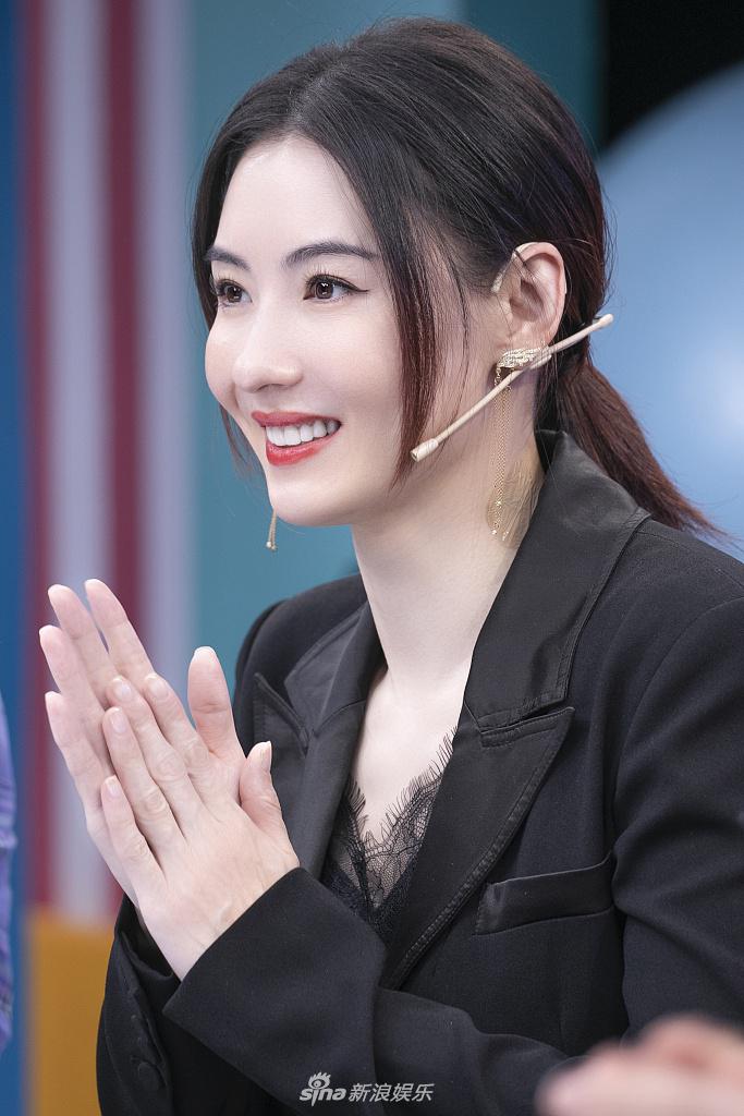 张柏芝穿黑色西装又帅又美 唇红齿白笑容明媚