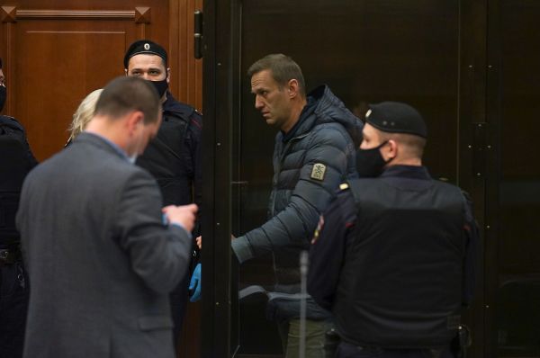 纳瓦利内（右二）2日在莫斯科西蒙诺夫法院出庭受审（路透社）