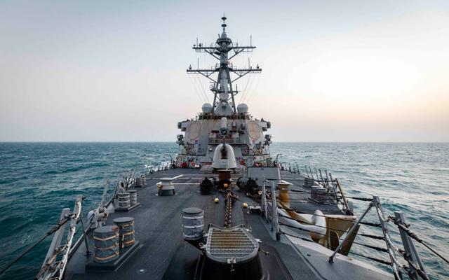 美国第七舰队公布的,正在通过台湾海峡的"麦凯恩"号驱逐舰 图源:社交