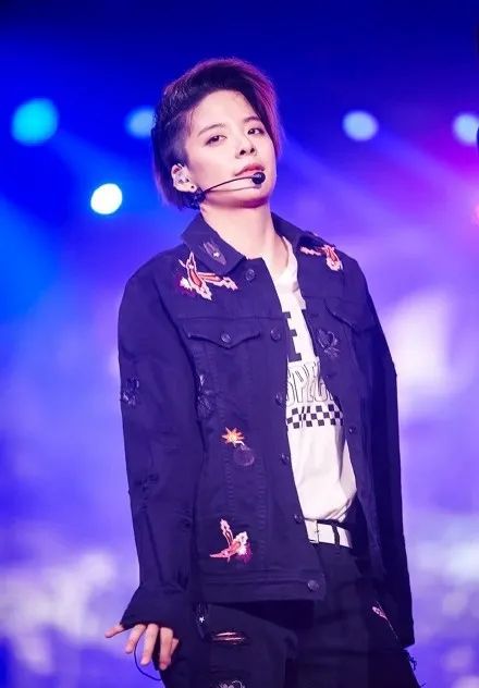 她,韩国唯一中性风的女爱豆