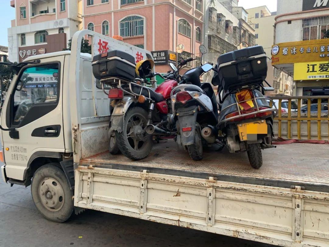 澄海交警深入停車場所排查報廢,無牌無證等違法摩托車和電動車