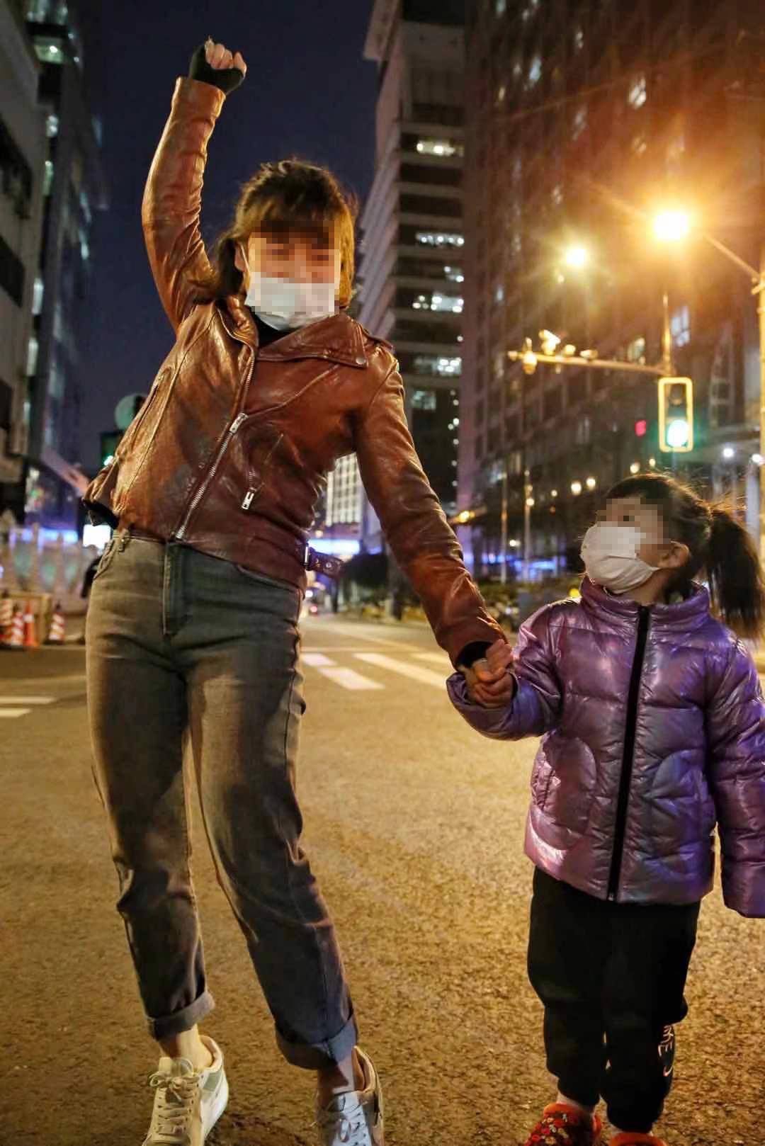 上海昭通小区调整为低风险地区,晚上6点多,首批居民回家了