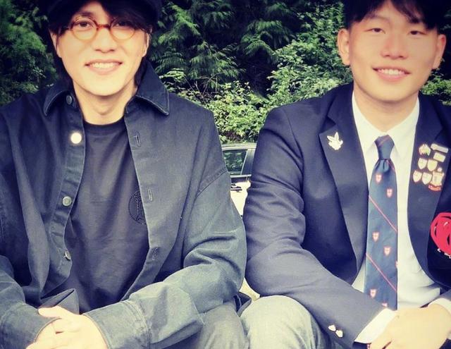 陈坤儿子为爸爸庆生晒出父子俩机场合照两人站在一起好似兄弟